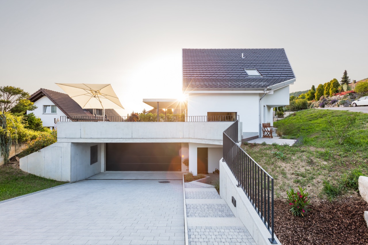 Einfamilienhaus mit Garage im Abendlicht
