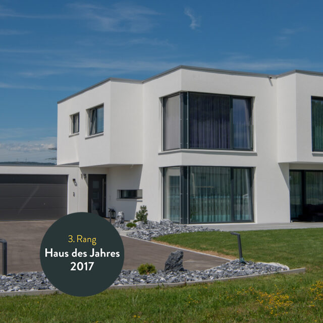 Modernes EFH mit Doppelgarage und Vorsprüngen