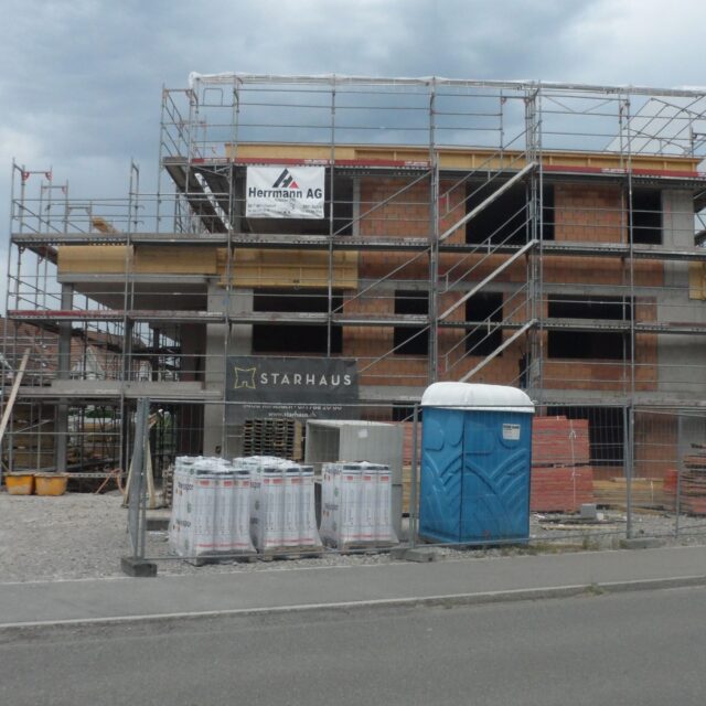 Mehrfamilienhaus während der Rohbauphase mit Gerüst