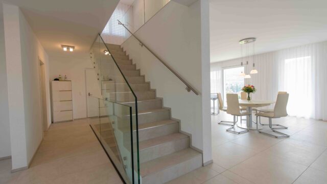 Entrée - Treppe ins Obergeschoss mit angrenzender Küche und Essbereich